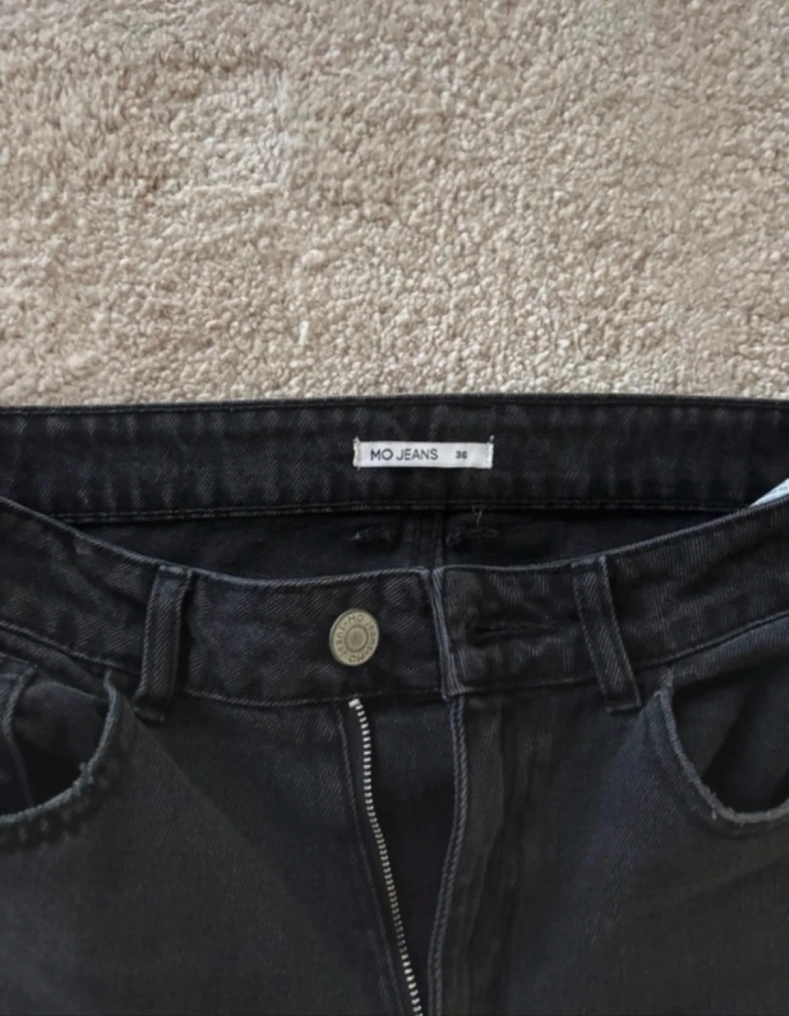 Jean mom noir en denim – photo 2